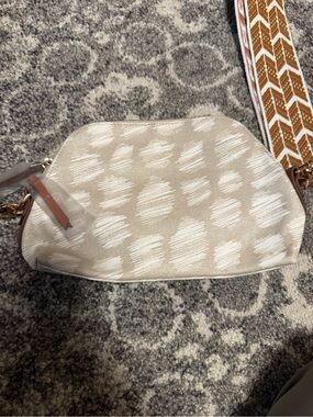 Stella & dot GameChanger Crossbody Bag with Detachable chevron Strap